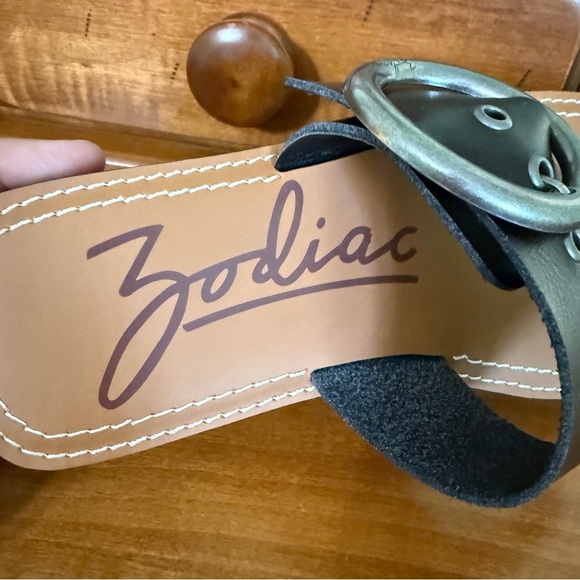 NEW Zodiac Women's Jadon T-Strap Buckled
Platform Sandals thong silver buckle - Picture 5 of 10